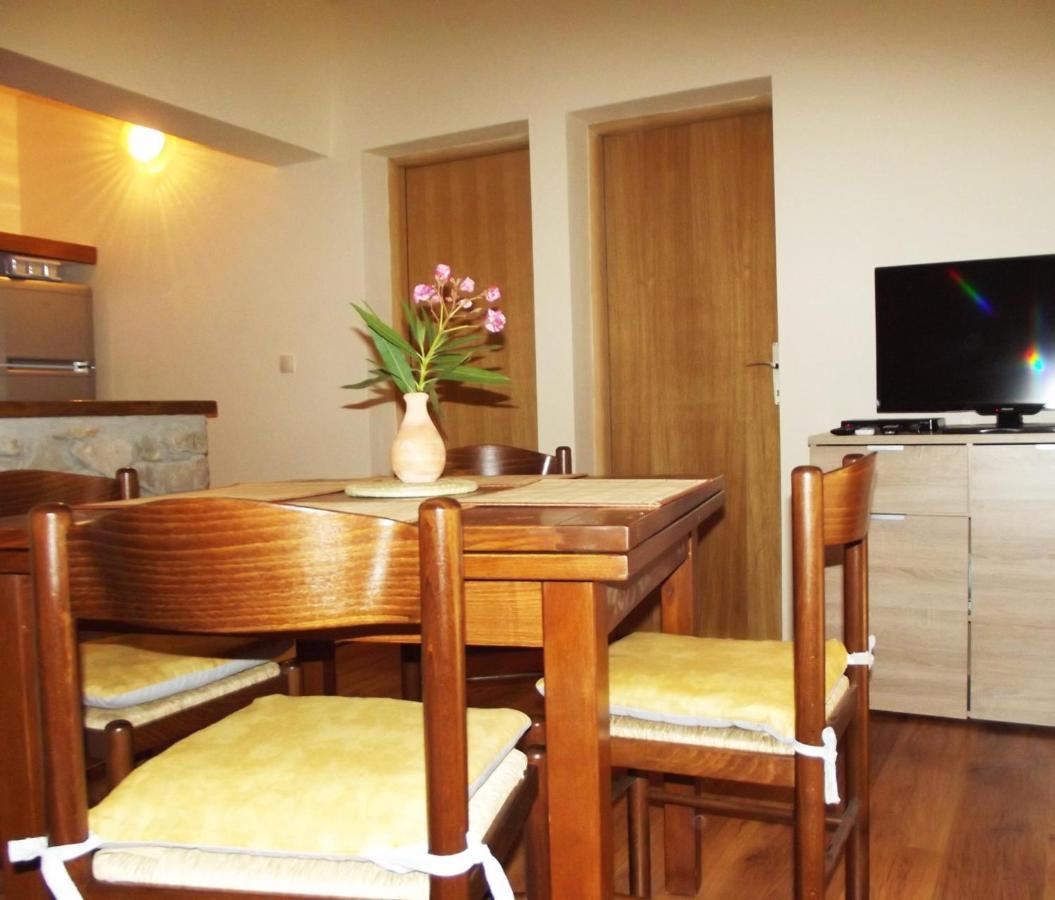 Apartmani Juliska Pirovac Exterior foto